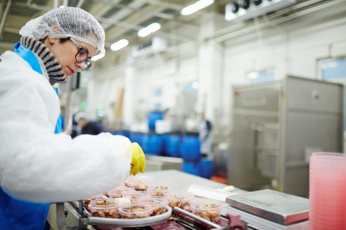 Uma empresa de segurança alimentar desempenha um papel essencial na proteção da saúde pública, assegurando que todos os alimentos, desde a produção até a distribuição, atendam aos rigorosos padrões de qualidade e segurança.