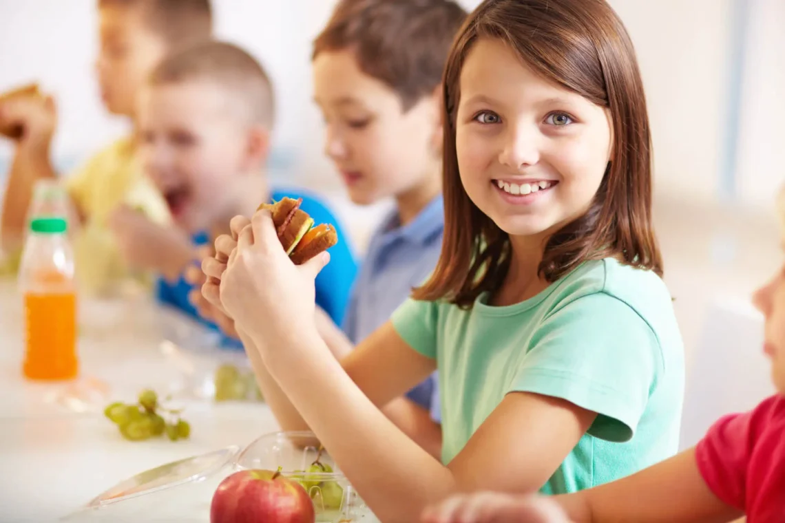 Descubra o papel do Nutricionista RT em escolas: cardápios balanceados, higiene alimentar e educação nutricional para alunos.