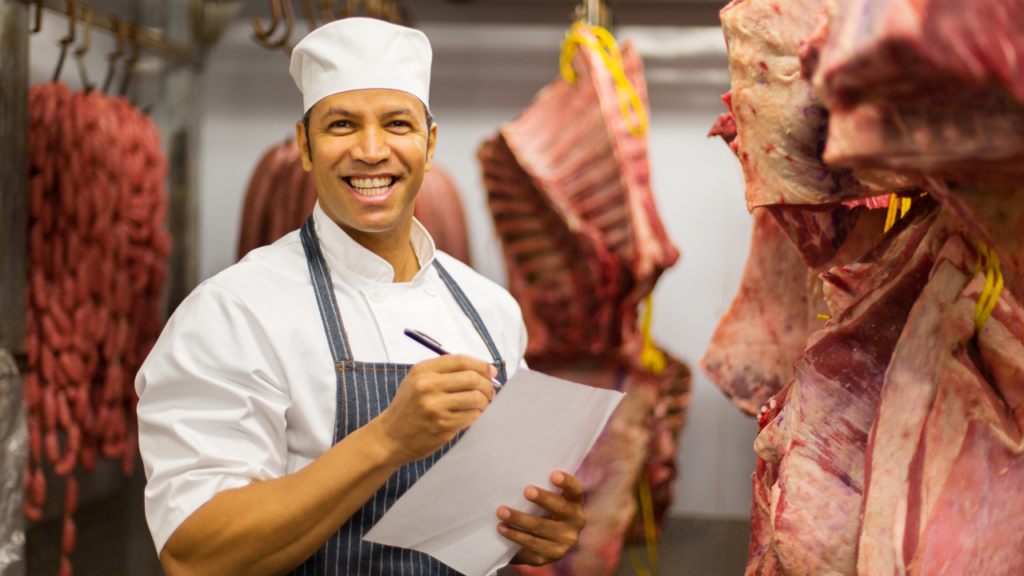 Treinamento regular em boas práticas para açougues mantém a equipe atualizada e garante a segurança alimentar.